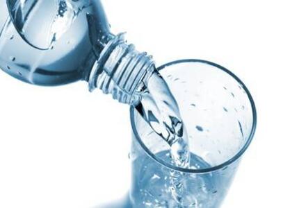 Bere acqua fa bene al nostro umore