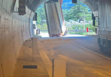Schener bloccato per camion schiantato in galleria Pedesalto